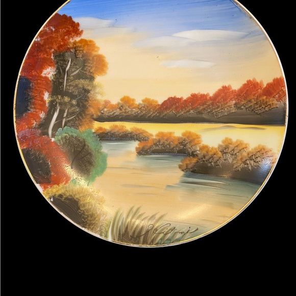 Vintage pair of wall hanging plates hand painted in Japan signed by artist - Picture 8 of 12